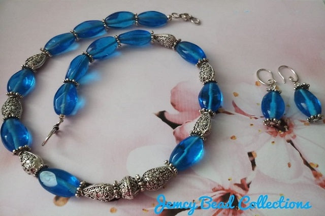 Blue glassy bead neckwear